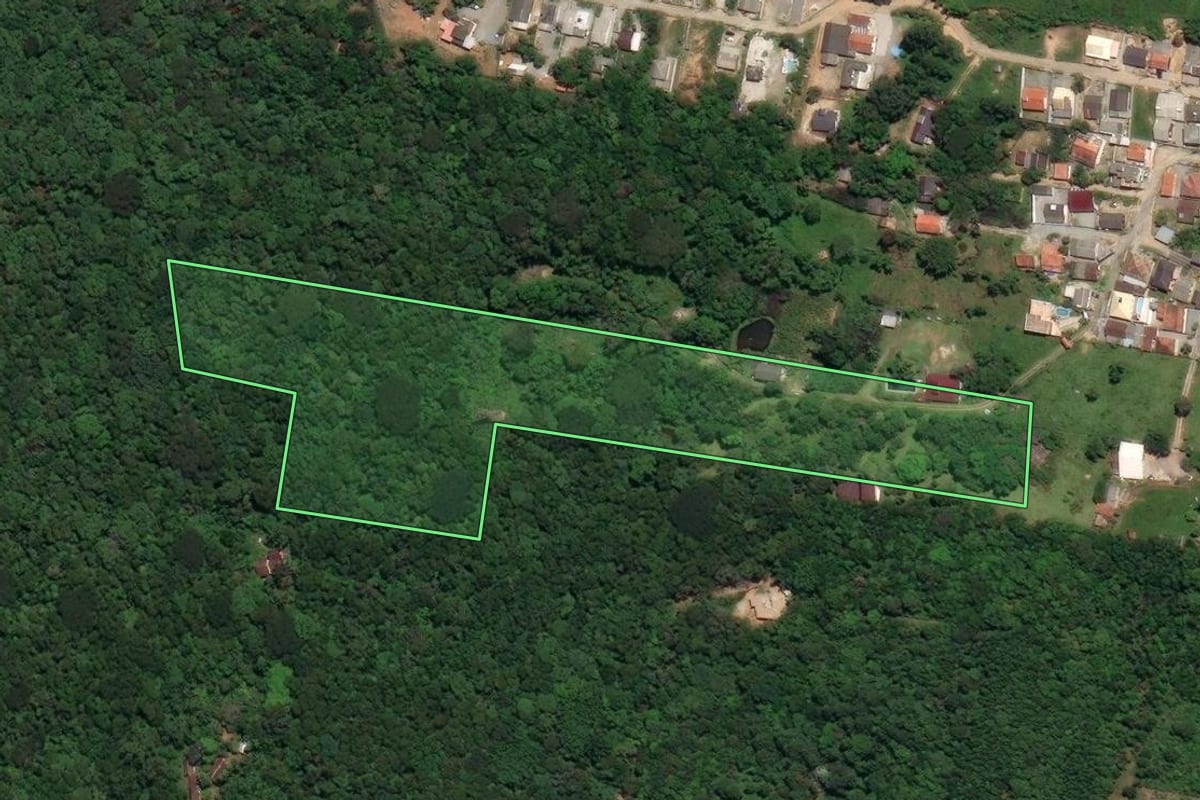 Imagem de satélite do imóvel rural em Palhoça (SC), com o contorno declarado no CAR desenhado por cima.
