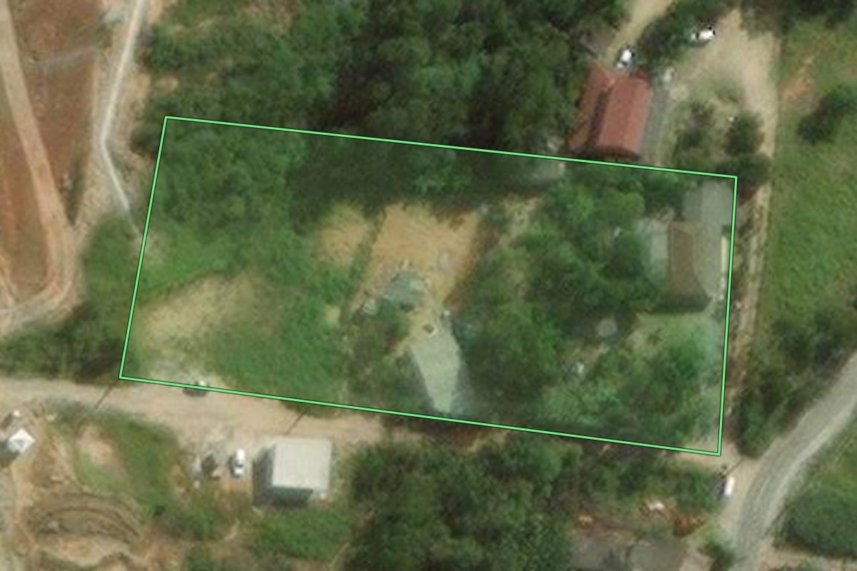 Imagem de satélite do imóvel rural em Palhoça (SC), com o contorno declarado no CAR desenhado por cima.