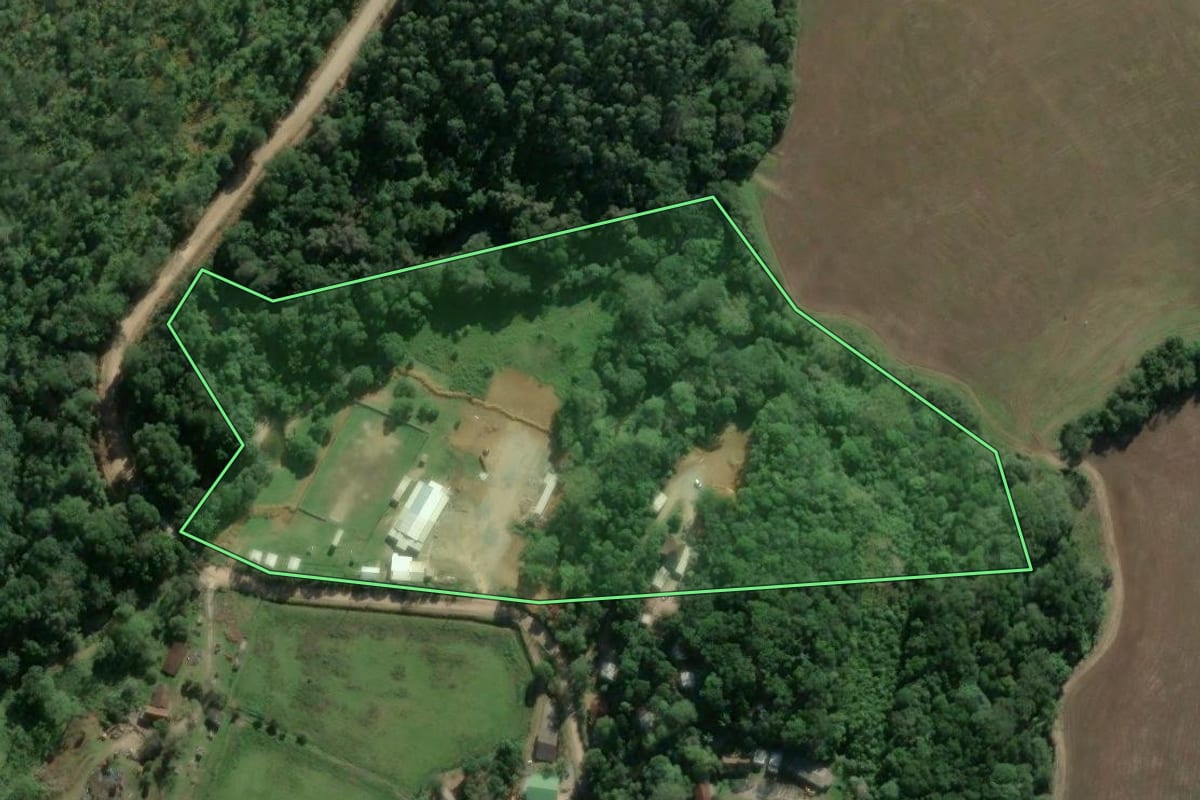 Imagem de satélite do imóvel rural em Palhoça (SC), com o contorno declarado no CAR desenhado por cima.