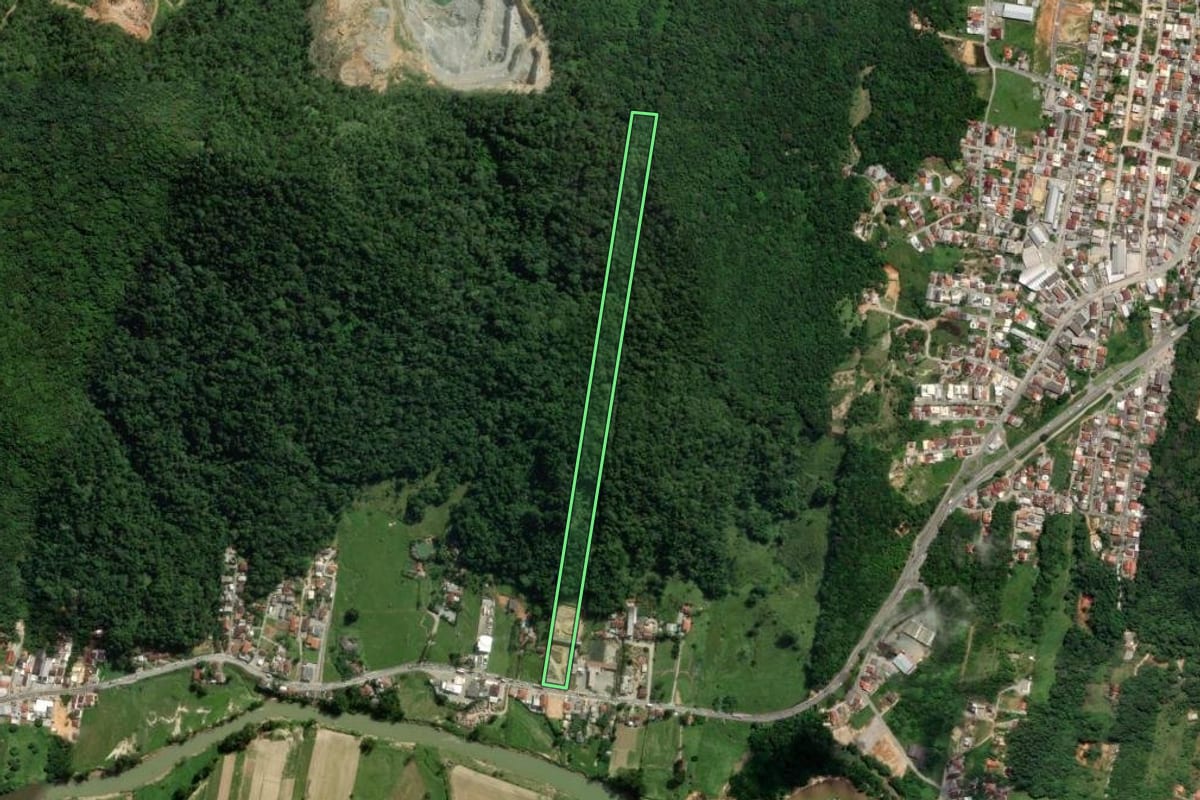 Imagem de satélite do imóvel rural em Palhoça (SC), com o contorno declarado no CAR desenhado por cima.