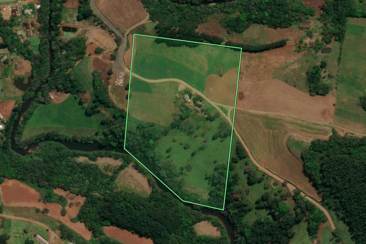 Imagem de satélite do imóvel rural em Palma Sola (SC), com o contorno declarado no CAR desenhado por cima.