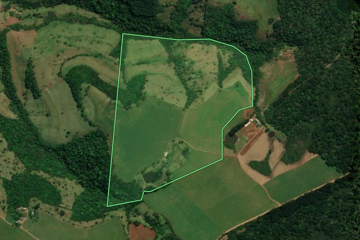 Imagem de satélite do imóvel rural em Palma Sola (SC), com o contorno declarado no CAR desenhado por cima.
