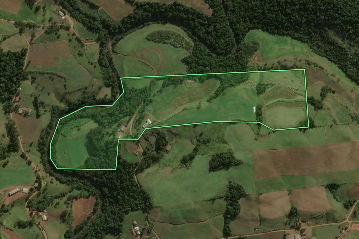 Imagem de satélite do imóvel rural em Palma Sola (SC), com o contorno declarado no CAR desenhado por cima.