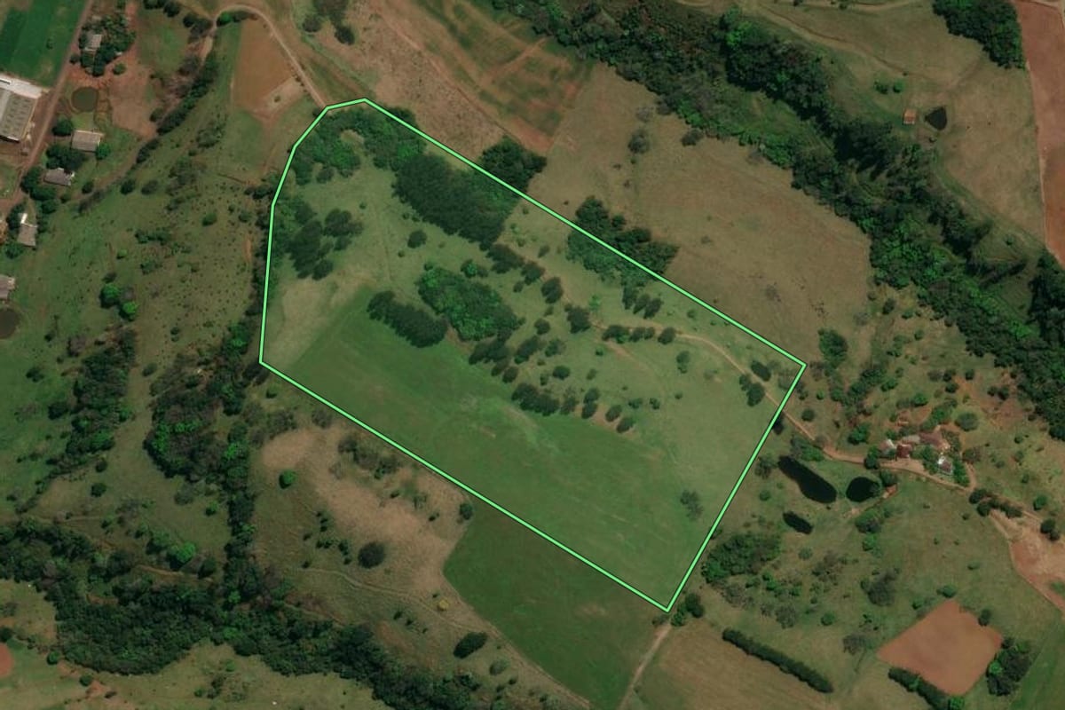 Imagem de satélite do imóvel rural em Palma Sola (SC), com o contorno declarado no CAR desenhado por cima.