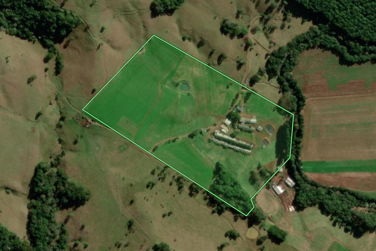 Imagem de satélite do imóvel rural em Palma Sola (SC), com o contorno declarado no CAR desenhado por cima.