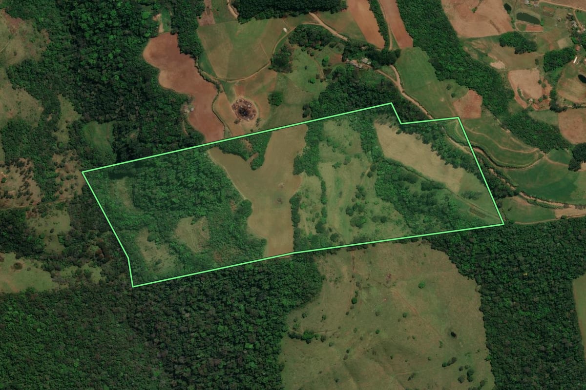 Imagem de satélite do imóvel rural em Palma Sola (SC), com o contorno declarado no CAR desenhado por cima.