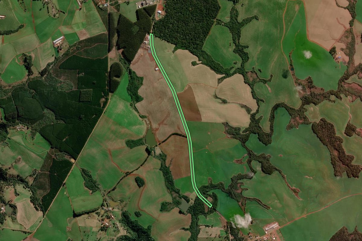 Imagem de satélite do imóvel rural em Palma Sola (SC), com o contorno declarado no CAR desenhado por cima.