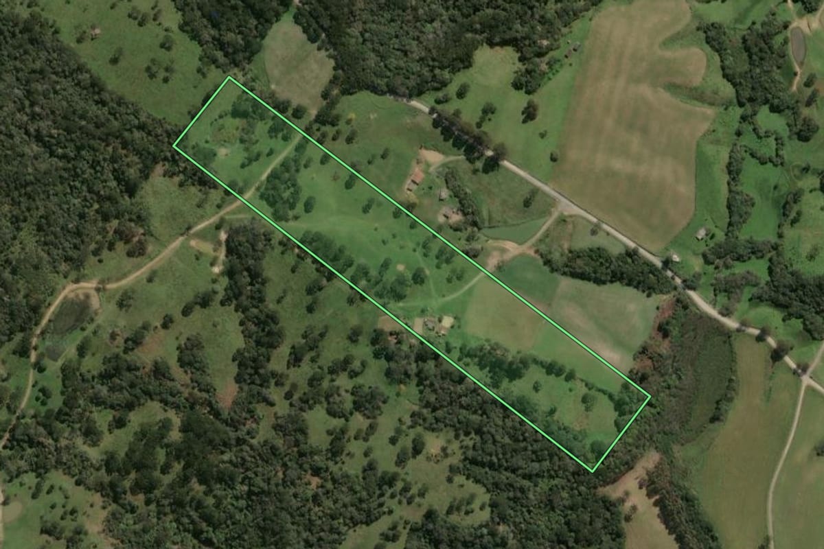 Imagem de satélite do imóvel rural em Palmeira (SC), com o contorno declarado no CAR desenhado por cima.