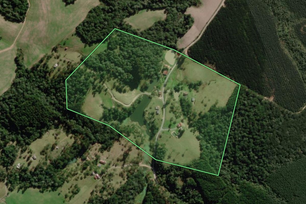 Imagem de satélite do imóvel rural em Palmeira (SC), com o contorno declarado no CAR desenhado por cima.