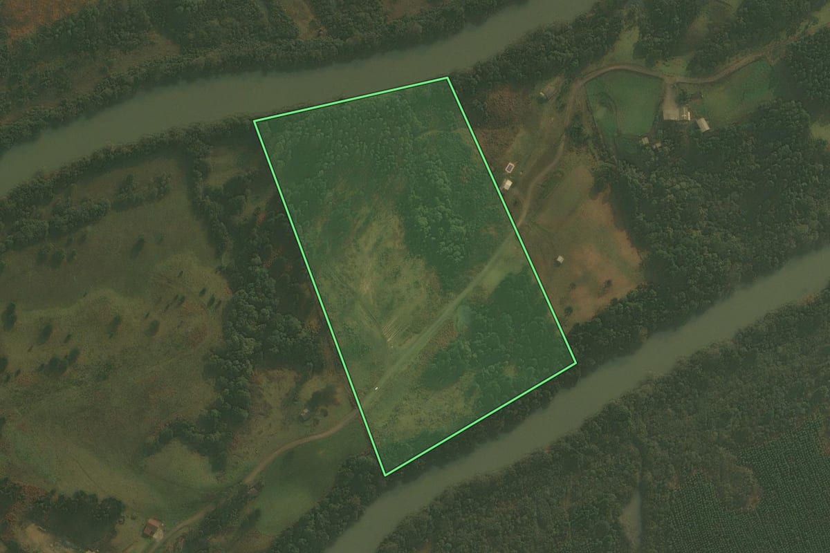 Imagem de satélite do imóvel rural em Palmeira (SC), com o contorno declarado no CAR desenhado por cima.