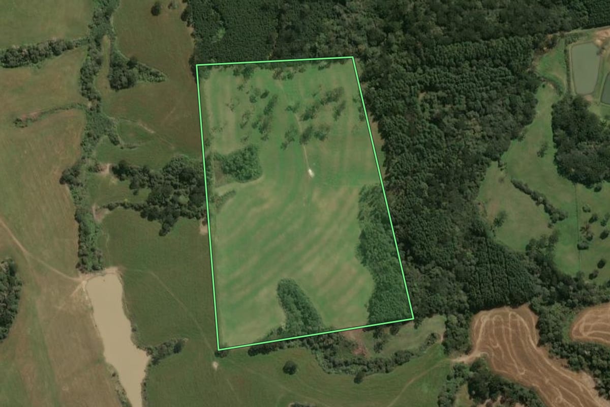 Imagem de satélite do imóvel rural em Palmeira (SC), com o contorno declarado no CAR desenhado por cima.