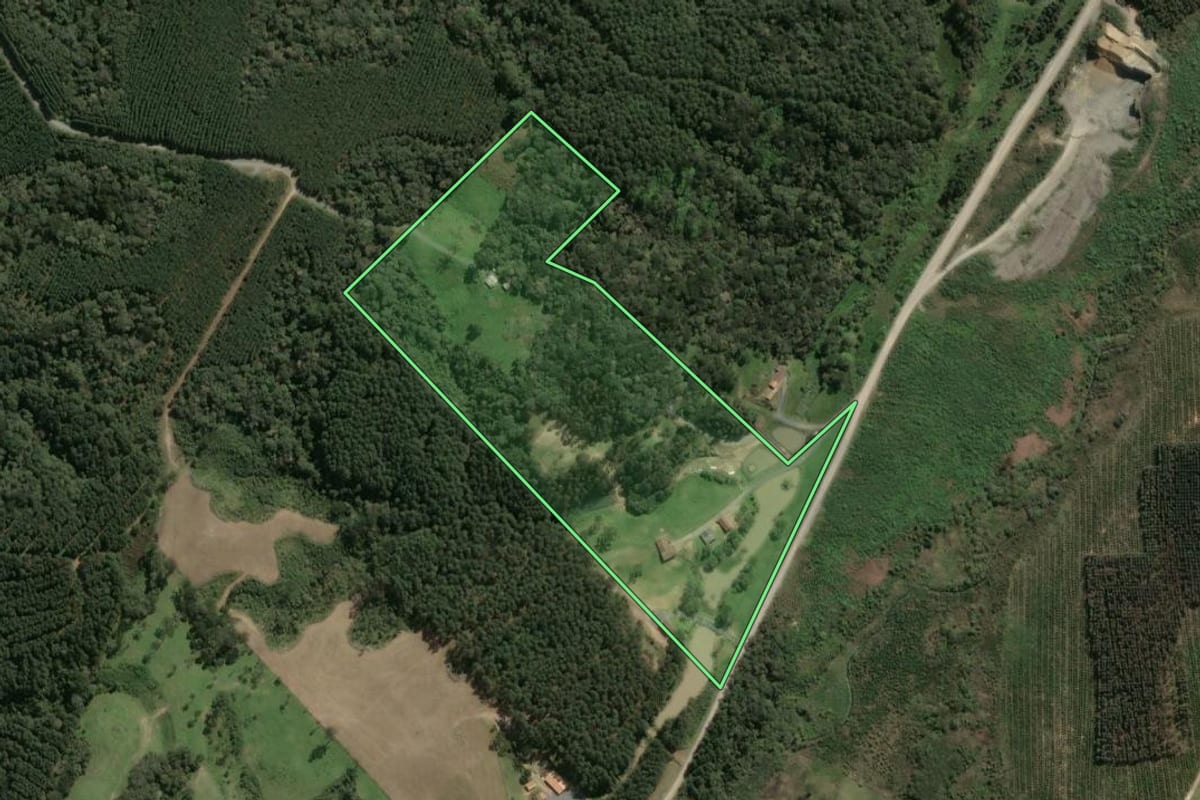 Imagem de satélite do imóvel rural em Palmeira (SC), com o contorno declarado no CAR desenhado por cima.