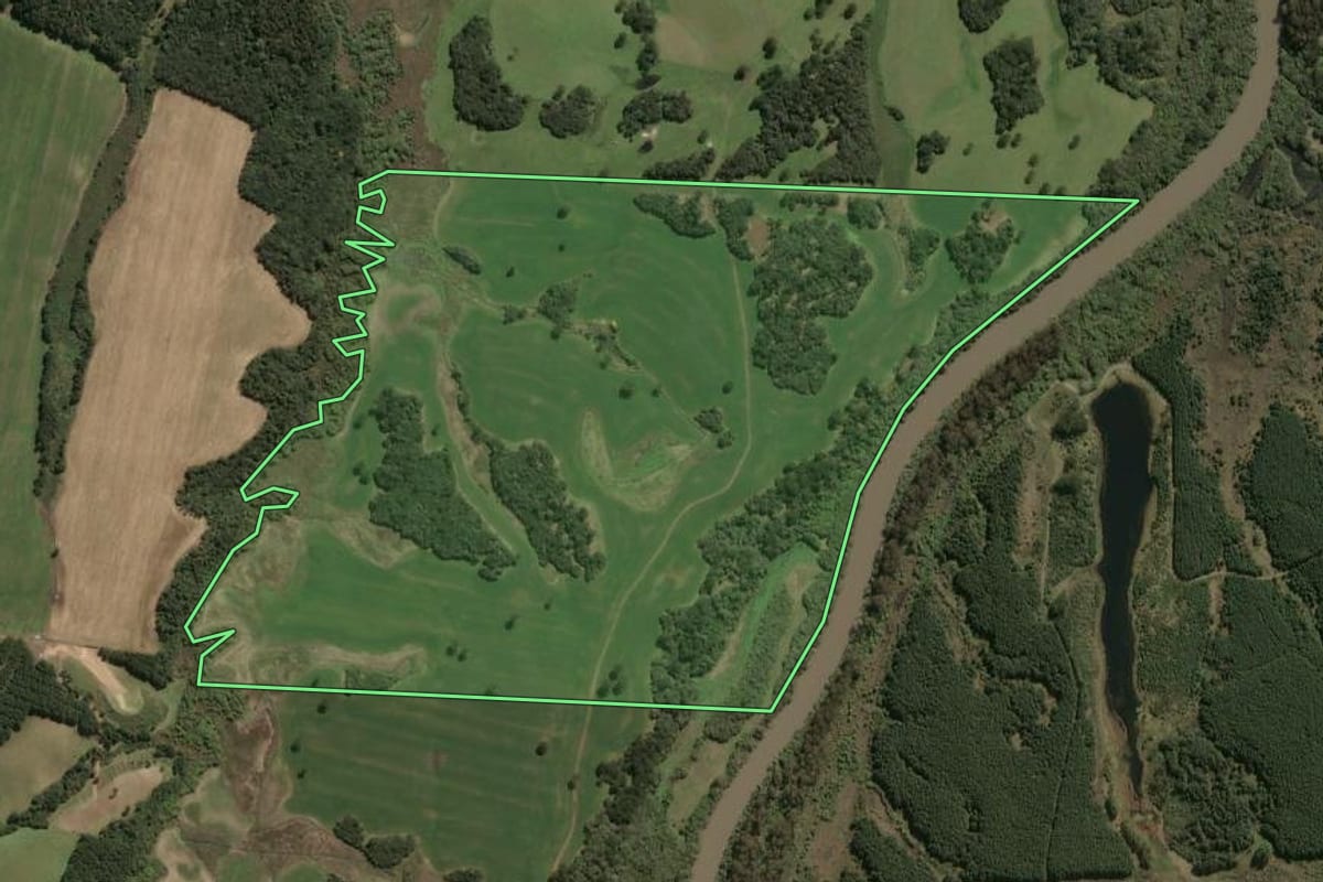 Imagem de satélite do imóvel rural em Palmeira (SC), com o contorno declarado no CAR desenhado por cima.
