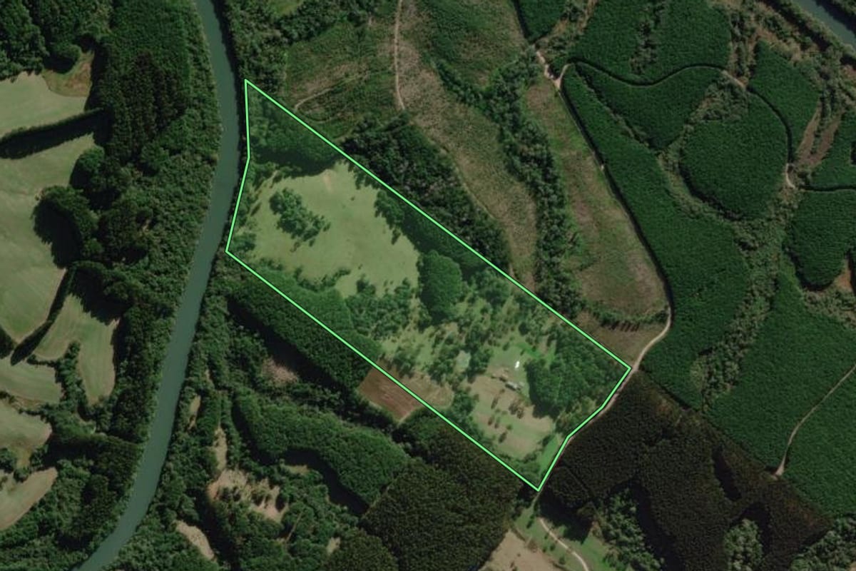 Imagem de satélite do imóvel rural em Palmeira (SC), com o contorno declarado no CAR desenhado por cima.