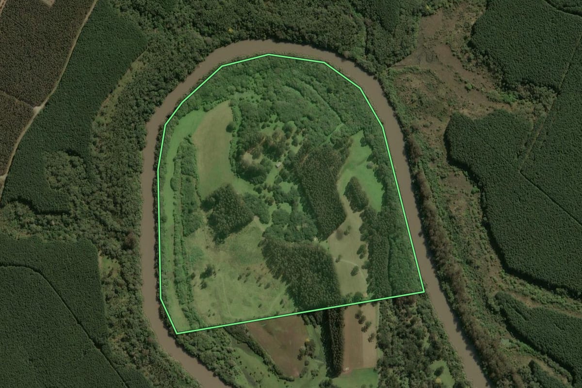 Imagem de satélite do imóvel rural em Palmeira (SC), com o contorno declarado no CAR desenhado por cima.