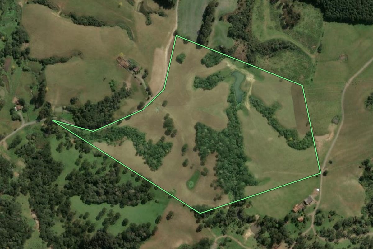 Imagem de satélite do imóvel rural em Palmeira (SC), com o contorno declarado no CAR desenhado por cima.