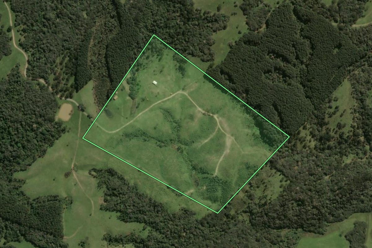 Imagem de satélite do imóvel rural em Palmeira (SC), com o contorno declarado no CAR desenhado por cima.