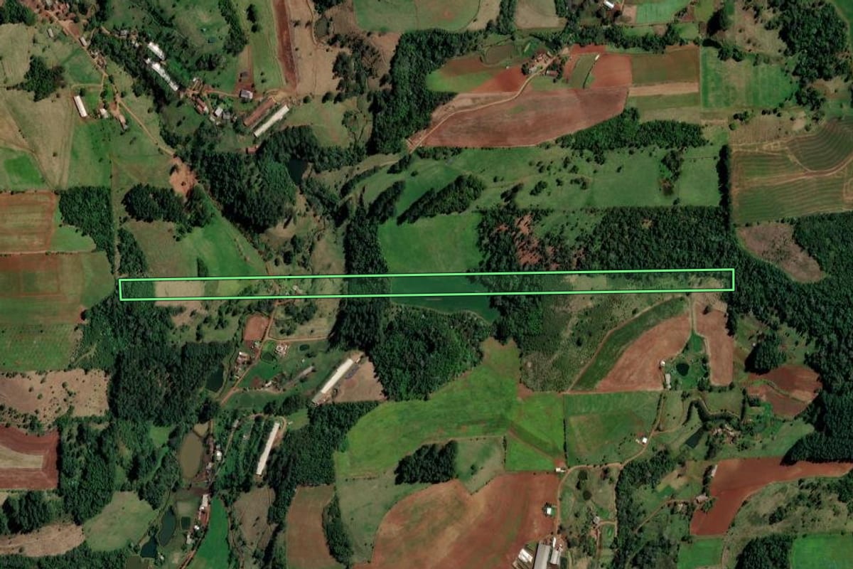Imagem de satélite do imóvel rural em Palmitos (SC), com o contorno declarado no CAR desenhado por cima.