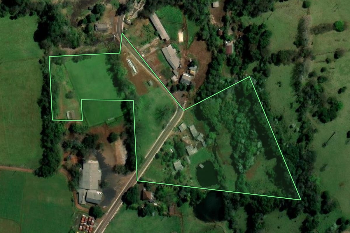 Imagem de satélite do imóvel rural em Palmitos (SC), com o contorno declarado no CAR desenhado por cima.