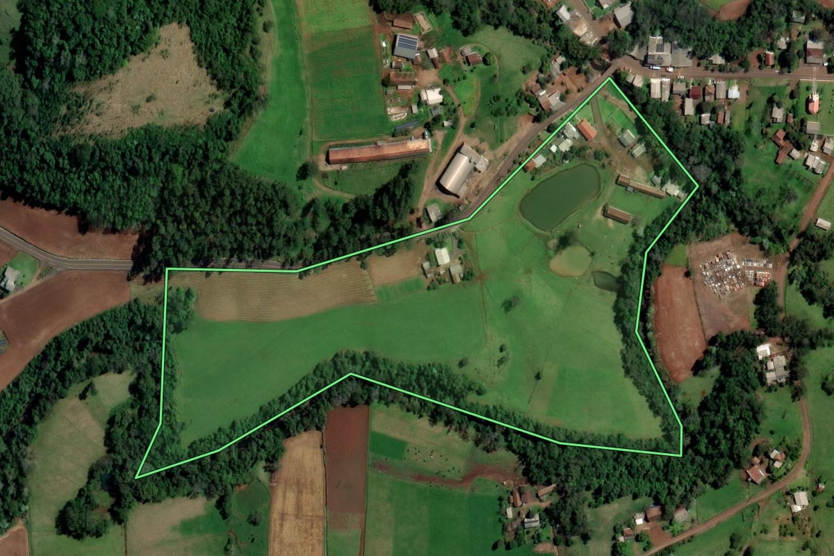 Imagem de satélite do imóvel rural em Palmitos (SC), com o contorno declarado no CAR desenhado por cima.