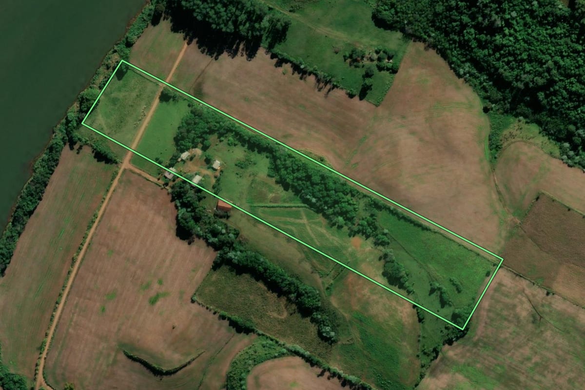 Imagem de satélite do imóvel rural em Palmitos (SC), com o contorno declarado no CAR desenhado por cima.
