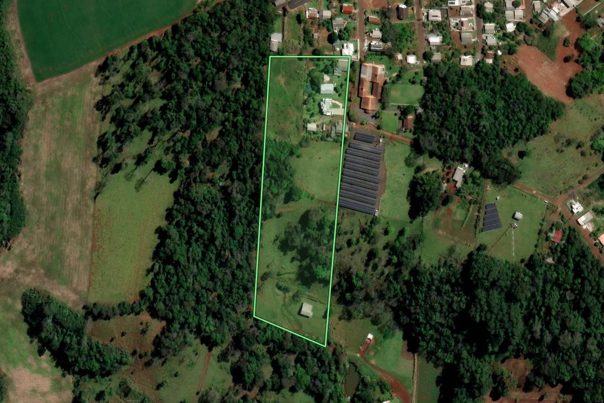 Imagem de satélite do imóvel rural em Palmitos (SC), com o contorno declarado no CAR desenhado por cima.