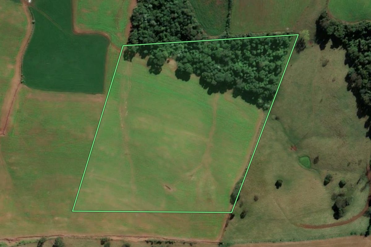 Imagem de satélite do imóvel rural em Palmitos (SC), com o contorno declarado no CAR desenhado por cima.