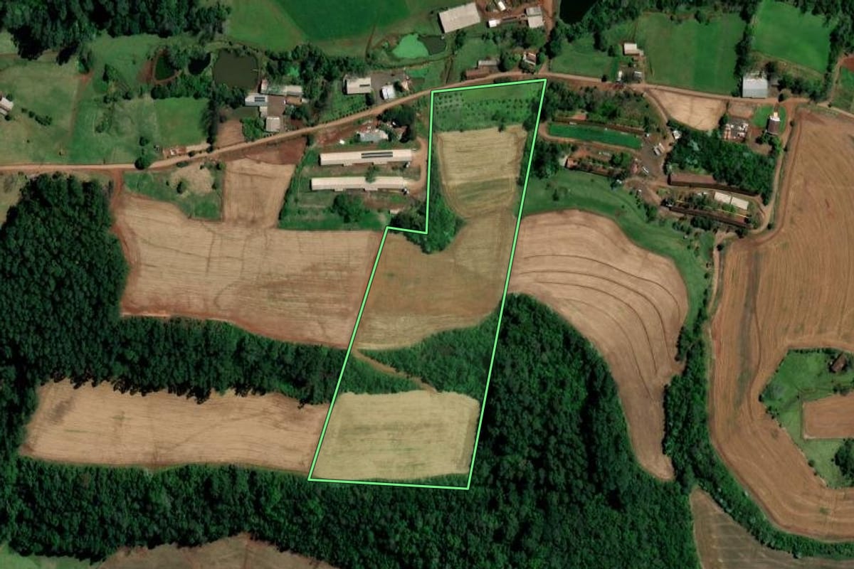 Imagem de satélite do imóvel rural em Palmitos (SC), com o contorno declarado no CAR desenhado por cima.
