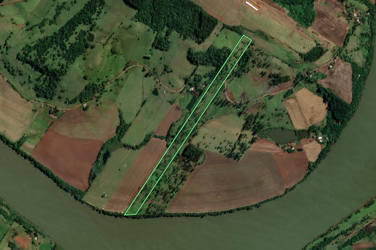 Imagem de satélite do imóvel rural em Palmitos (SC), com o contorno declarado no CAR desenhado por cima.