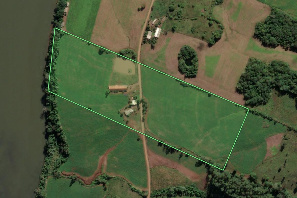 Imagem de satélite do imóvel rural em Palmitos (SC), com o contorno declarado no CAR desenhado por cima.