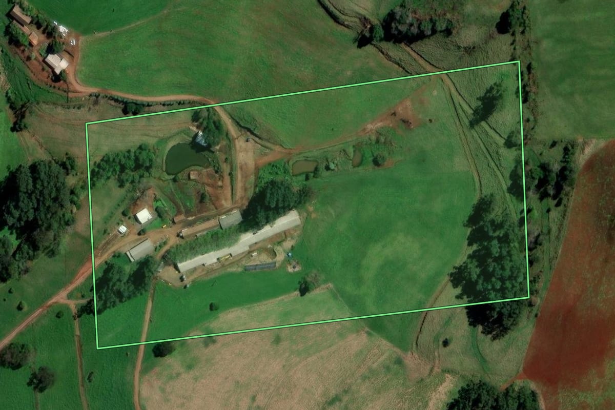 Imagem de satélite do imóvel rural em Palmitos (SC), com o contorno declarado no CAR desenhado por cima.