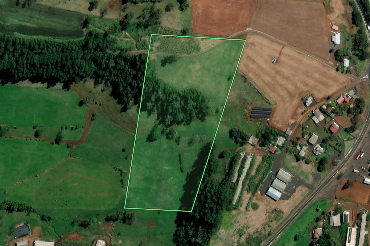 Imagem de satélite do imóvel rural em Palmitos (SC), com o contorno declarado no CAR desenhado por cima.