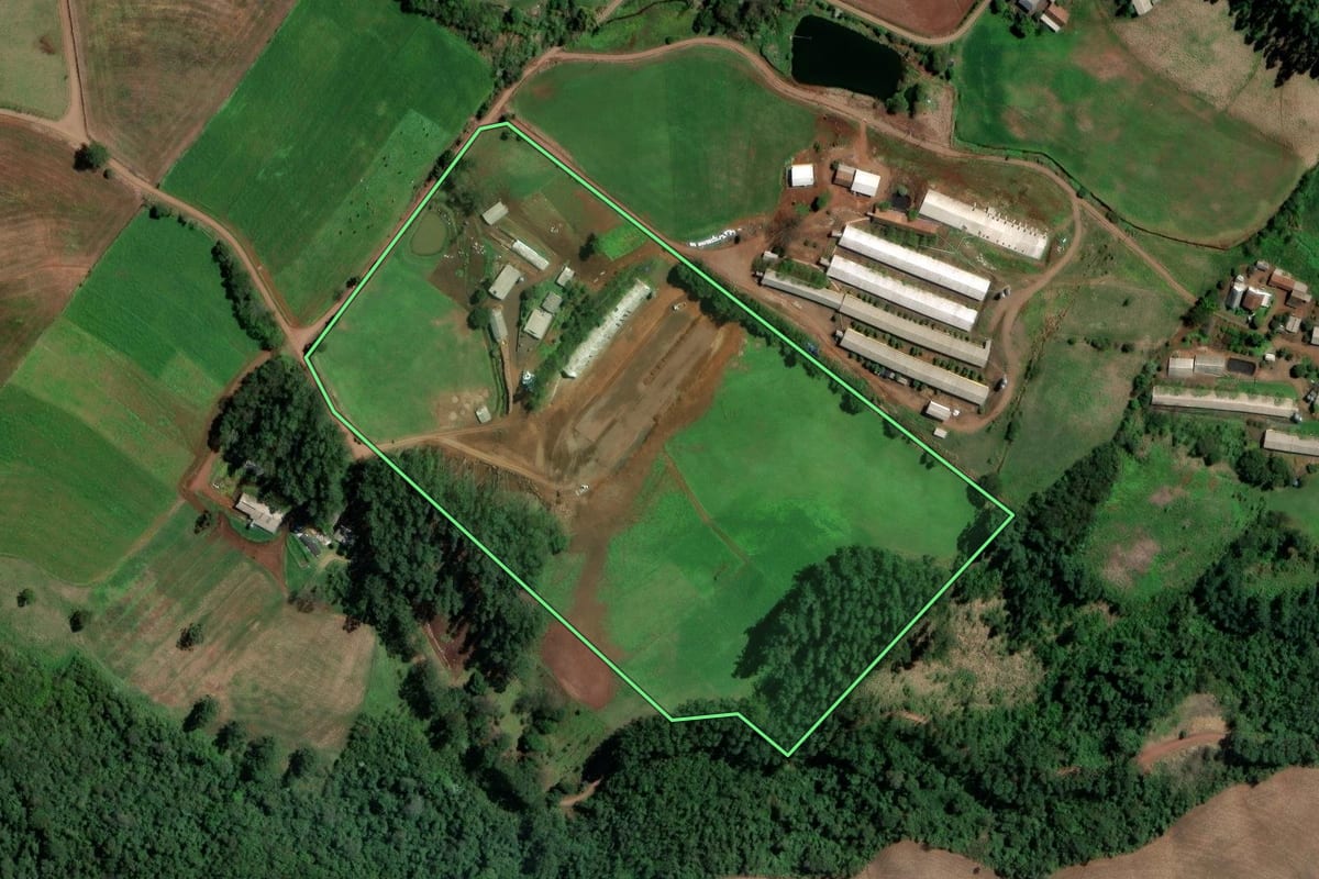 Imagem de satélite do imóvel rural em Palmitos (SC), com o contorno declarado no CAR desenhado por cima.