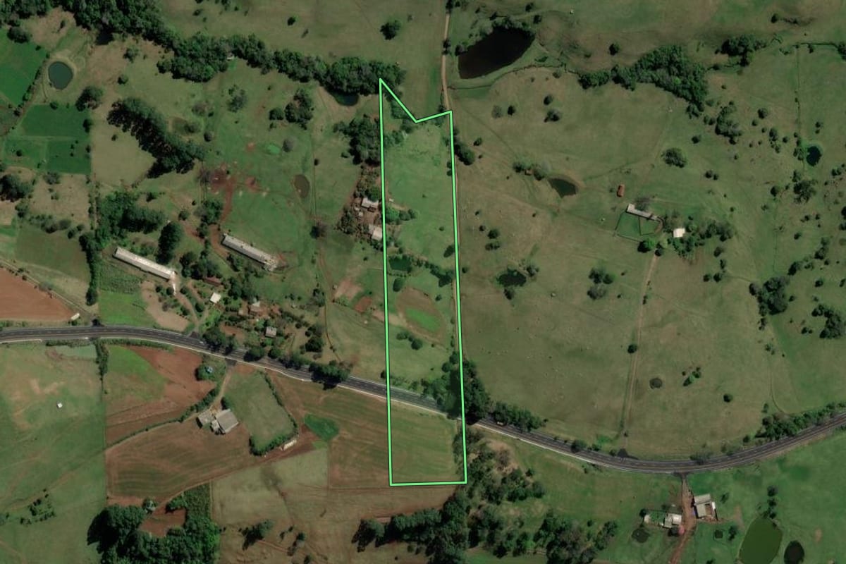 Imagem de satélite do imóvel rural em Palmitos (SC), com o contorno declarado no CAR desenhado por cima.