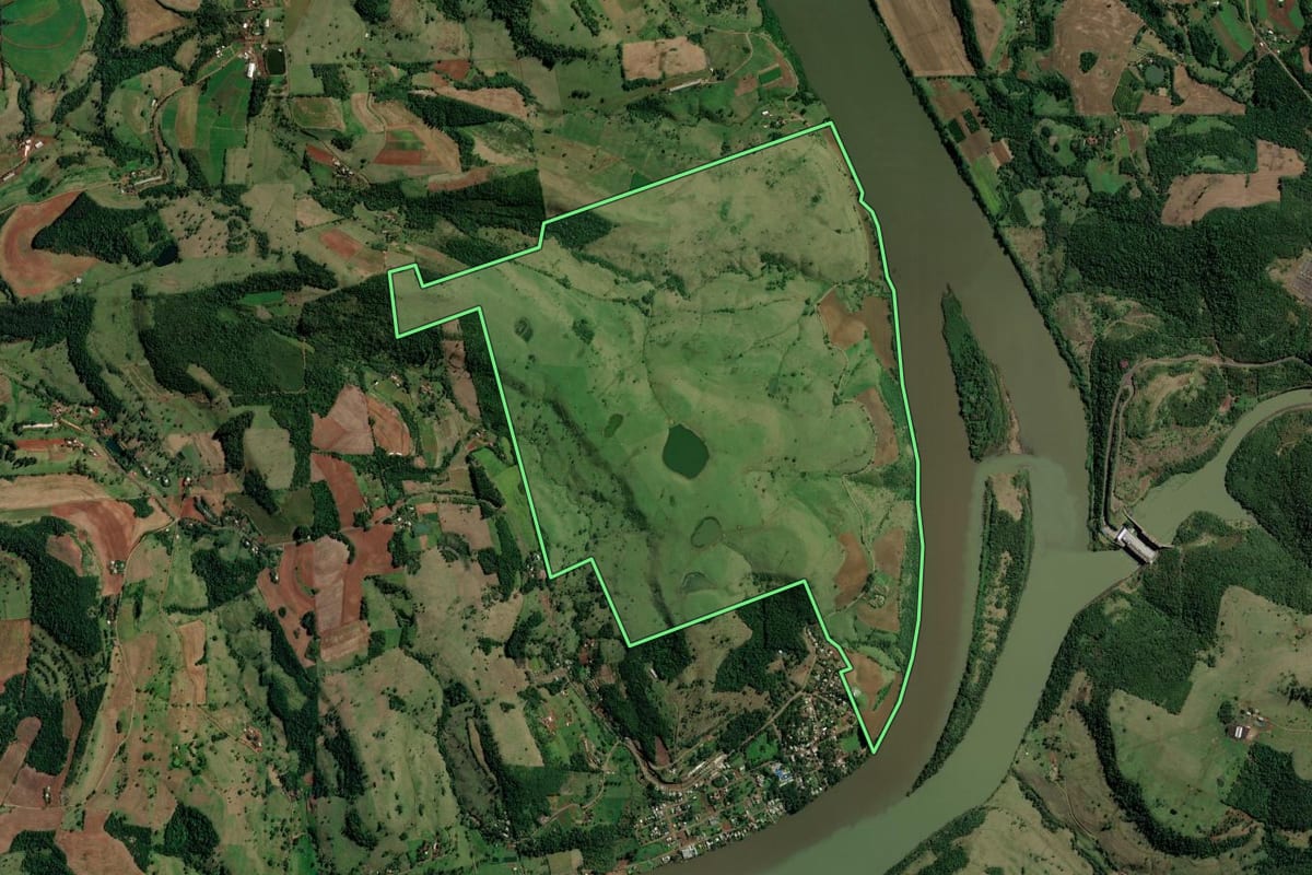 Imagem de satélite do imóvel rural em Palmitos (SC), com o contorno declarado no CAR desenhado por cima.