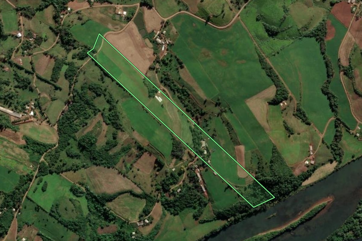 Imagem de satélite do imóvel rural em Palmitos (SC), com o contorno declarado no CAR desenhado por cima.