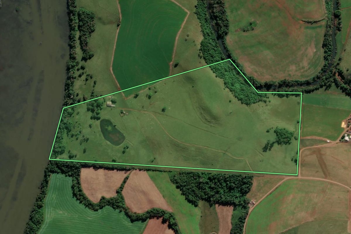 Imagem de satélite do imóvel rural em Palmitos (SC), com o contorno declarado no CAR desenhado por cima.