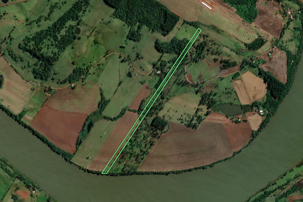Imagem de satélite do imóvel rural em Palmitos (SC), com o contorno declarado no CAR desenhado por cima.