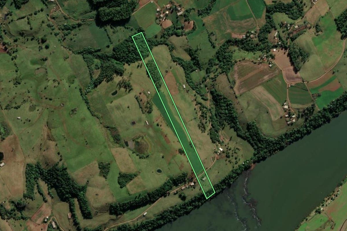 Imagem de satélite do imóvel rural em Palmitos (SC), com o contorno declarado no CAR desenhado por cima.