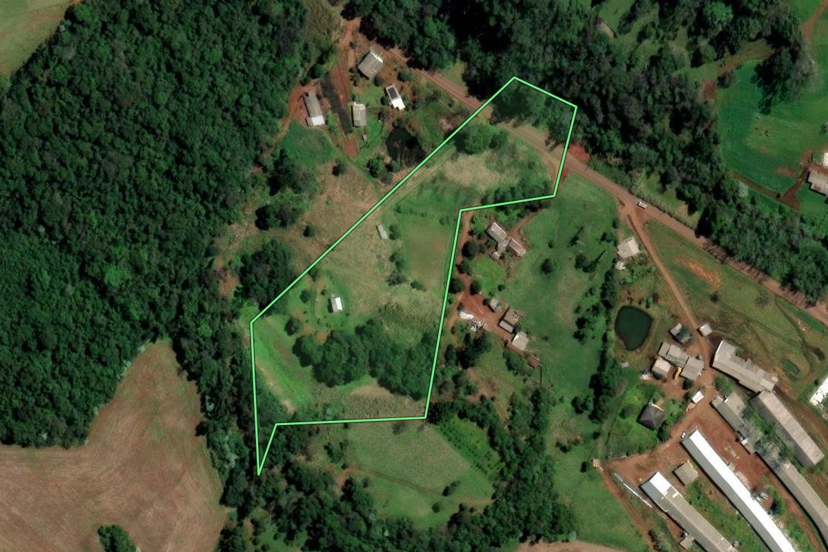 Imagem de satélite do imóvel rural em Palmitos (SC), com o contorno declarado no CAR desenhado por cima.