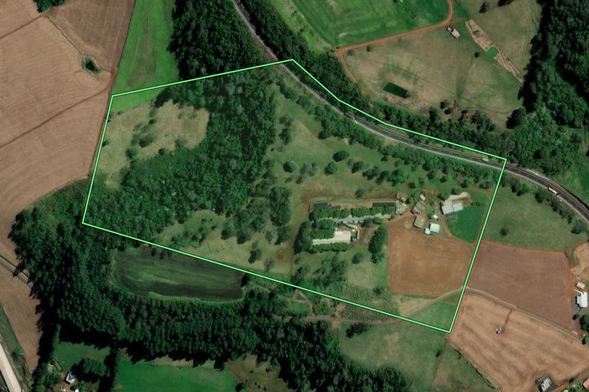 Imagem de satélite do imóvel rural em Palmitos (SC), com o contorno declarado no CAR desenhado por cima.