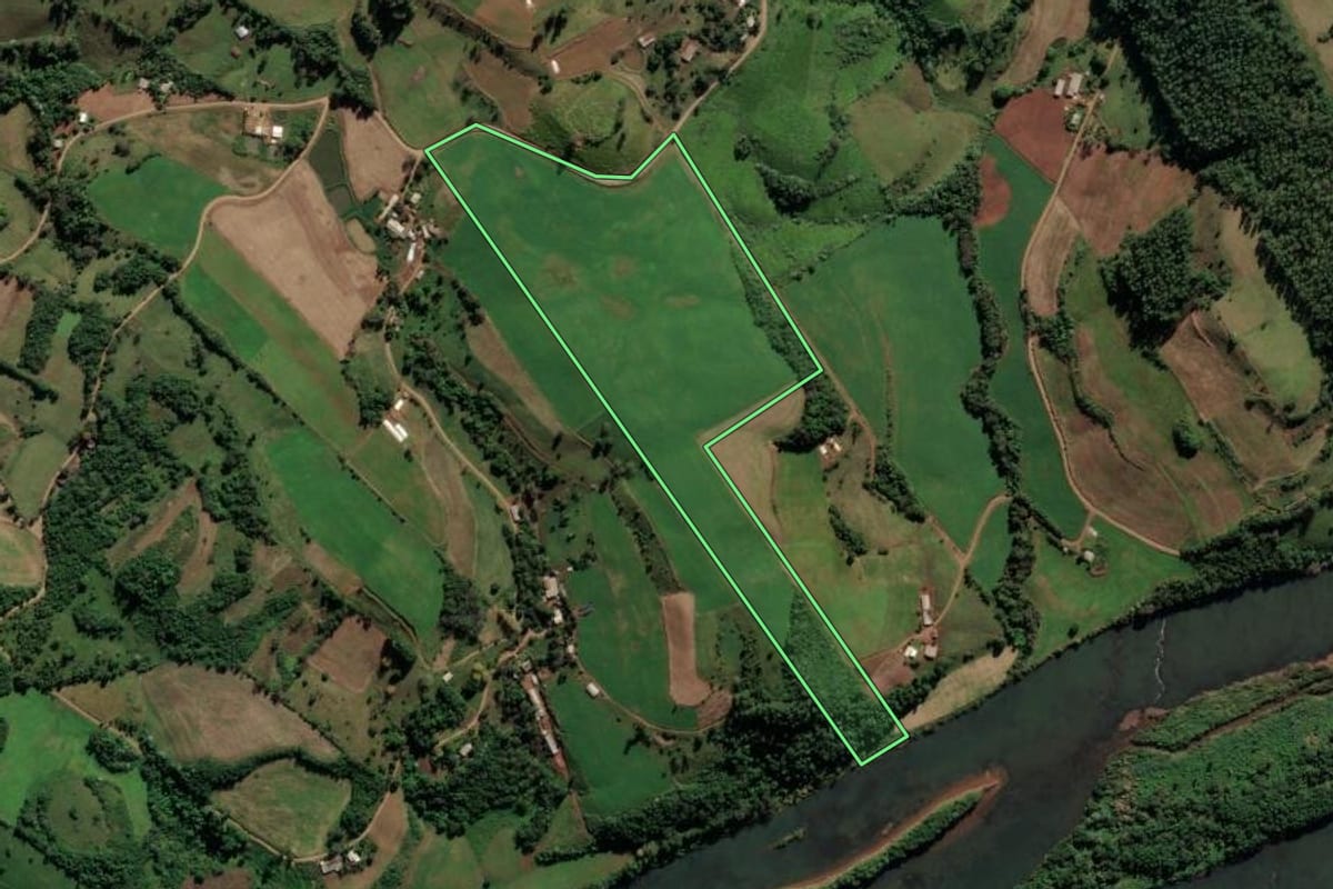 Imagem de satélite do imóvel rural em Palmitos (SC), com o contorno declarado no CAR desenhado por cima.