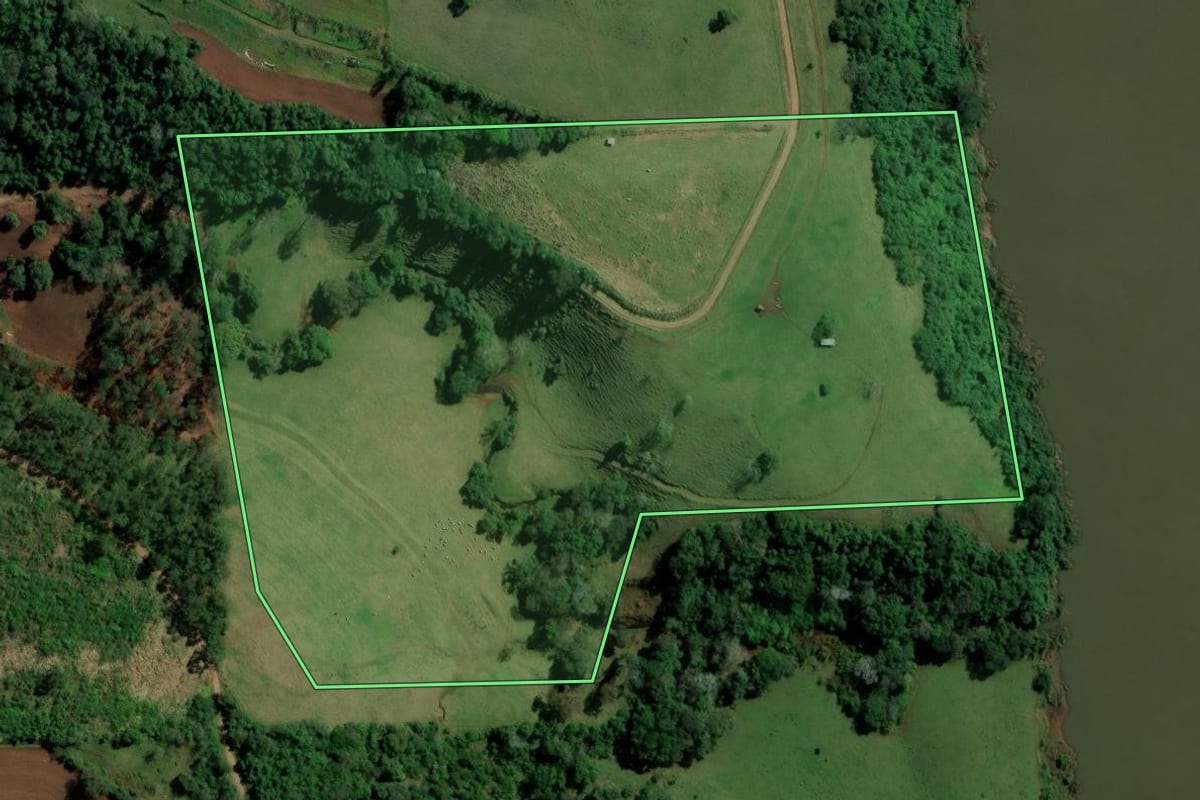 Imagem de satélite do imóvel rural em Palmitos (SC), com o contorno declarado no CAR desenhado por cima.