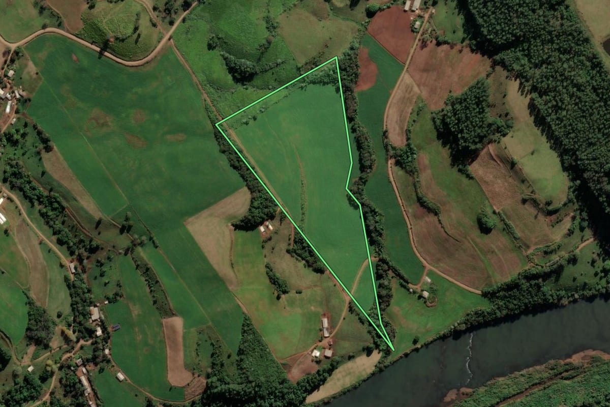 Imagem de satélite do imóvel rural em Palmitos (SC), com o contorno declarado no CAR desenhado por cima.