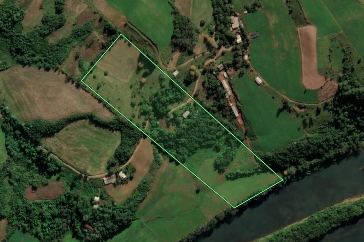 Imagem de satélite do imóvel rural em Palmitos (SC), com o contorno declarado no CAR desenhado por cima.