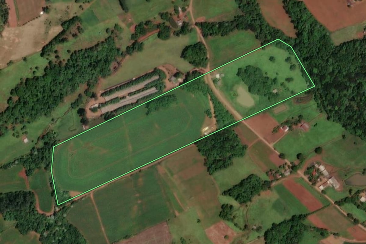 Imagem de satélite do imóvel rural em Palmitos (SC), com o contorno declarado no CAR desenhado por cima.