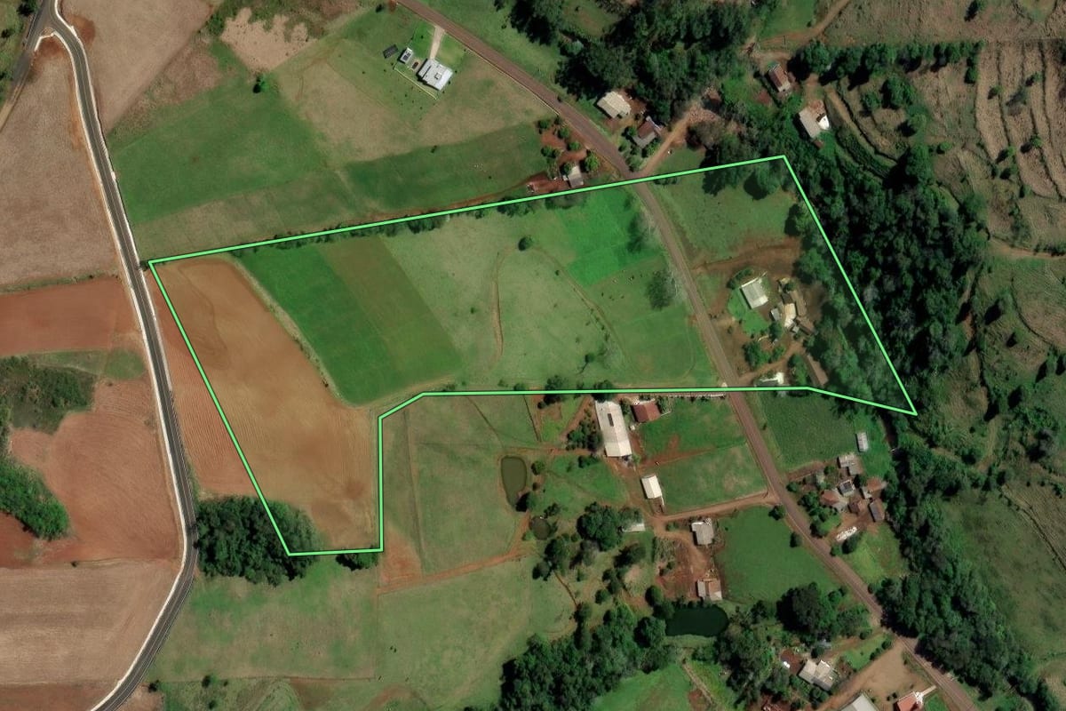 Imagem de satélite do imóvel rural em Palmitos (SC), com o contorno declarado no CAR desenhado por cima.