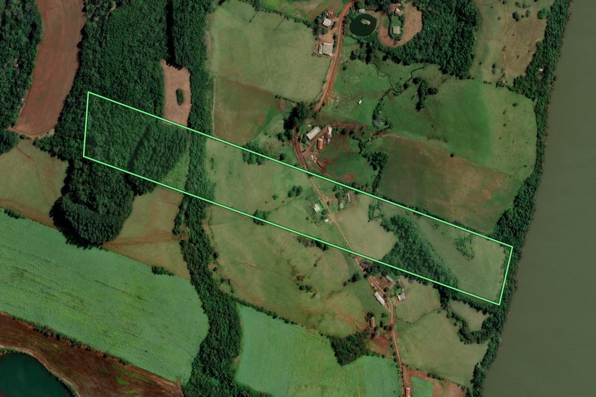 Imagem de satélite do imóvel rural em Palmitos (SC), com o contorno declarado no CAR desenhado por cima.