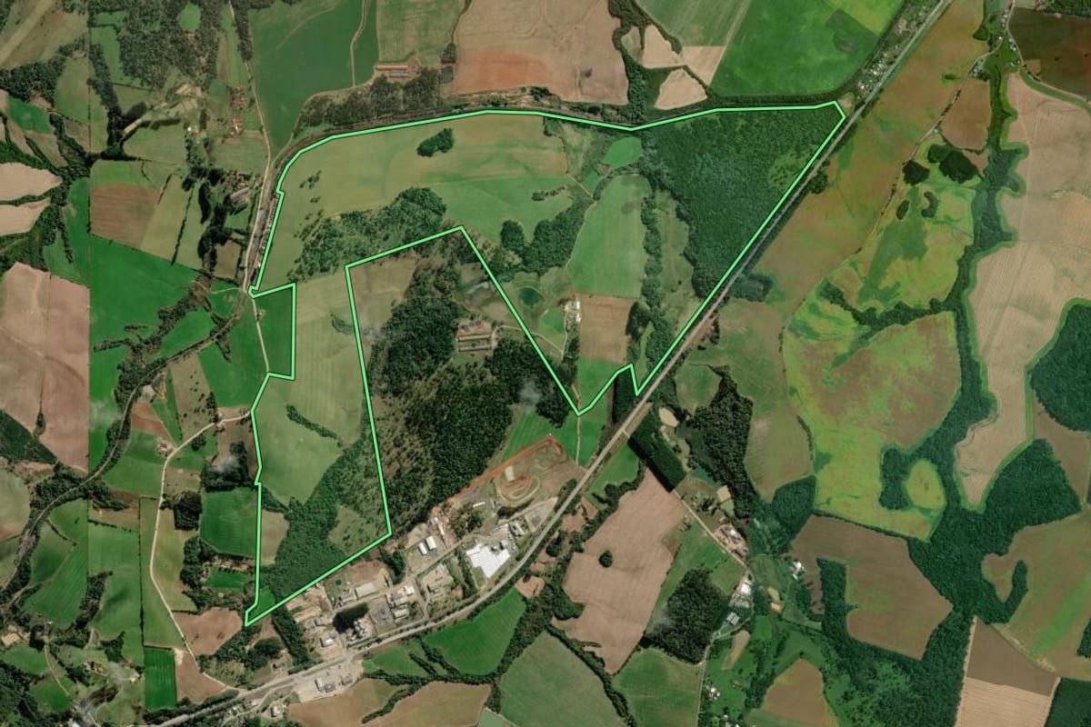 Imagem de satélite do imóvel rural em Papanduva (SC), com o contorno declarado no CAR desenhado por cima.