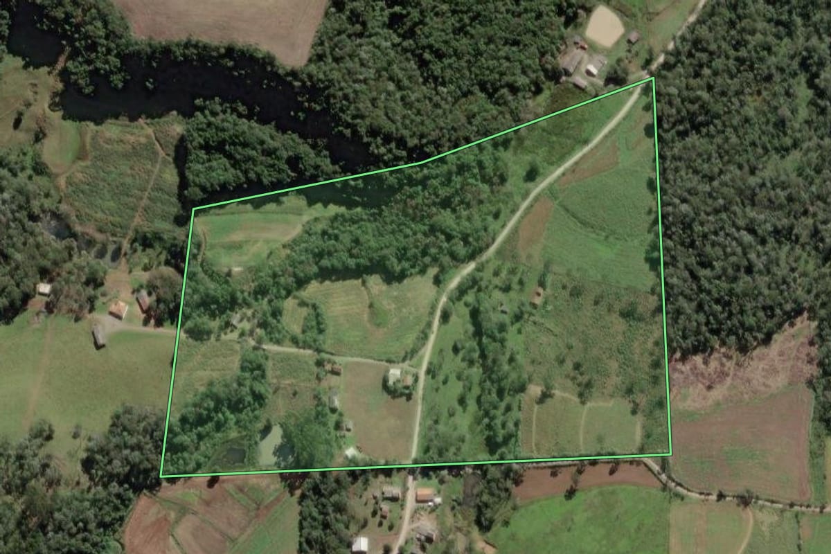 Imagem de satélite do imóvel rural em Papanduva (SC), com o contorno declarado no CAR desenhado por cima.